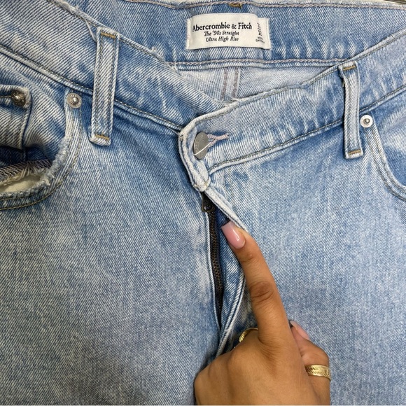 Abercrombie & Fitch The 90’s Straight Light Wash Ultra High Rise Sz 12/31R - Picture 2 of 8